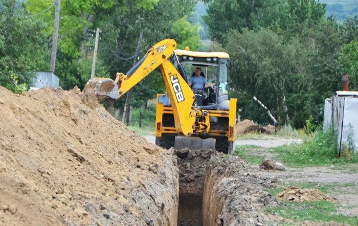 Работа экскаватора на земле