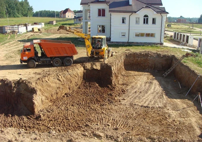 Экскаватор на строительстве в Барселоне