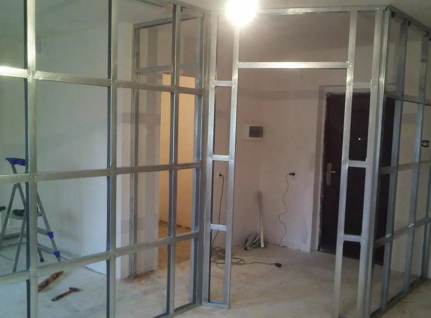 Moderne Betondecke mit integrierter Beleuchtung