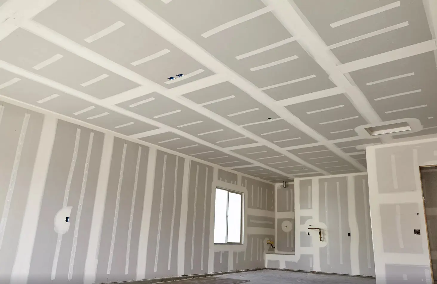 Trockenbauwände verkleiden in einem modernen Loft