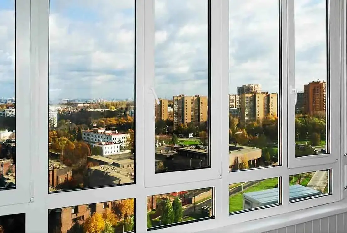 Монтаж вікна у шпалері