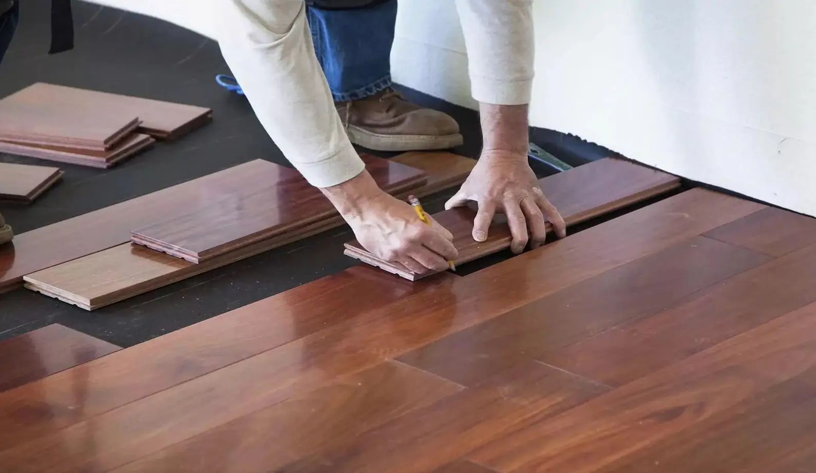 Fußbodenreparatur in Barcelona mit Laminat