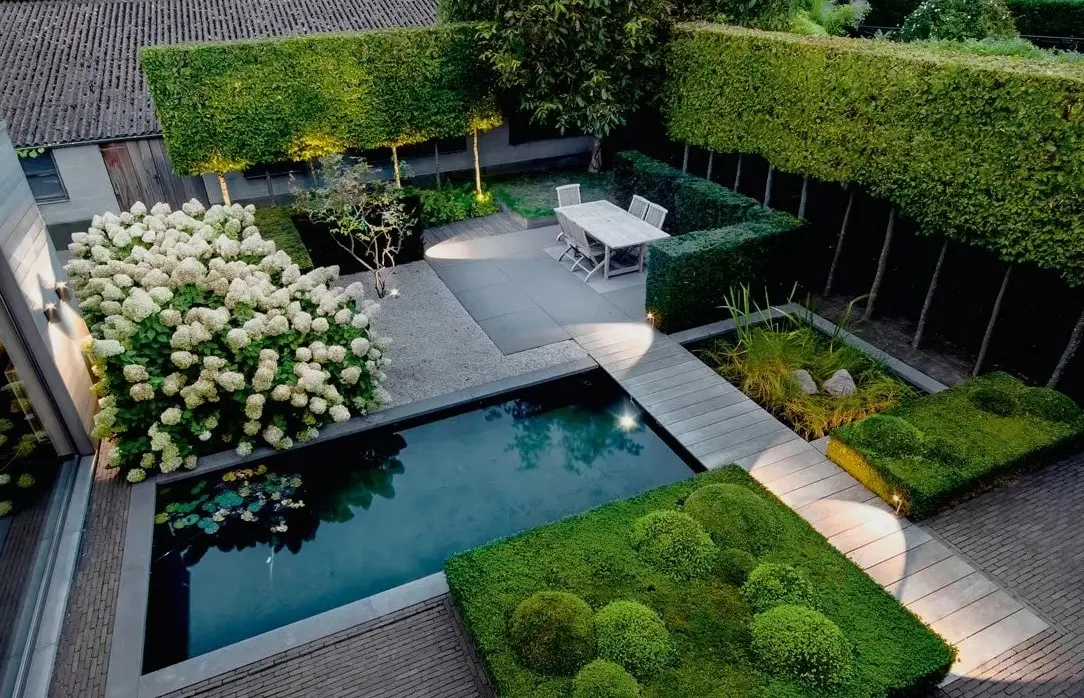 Plantas y flores en jardín de ciudad